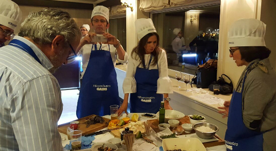 Atendiendo las explicaciones de Lola Bernabé